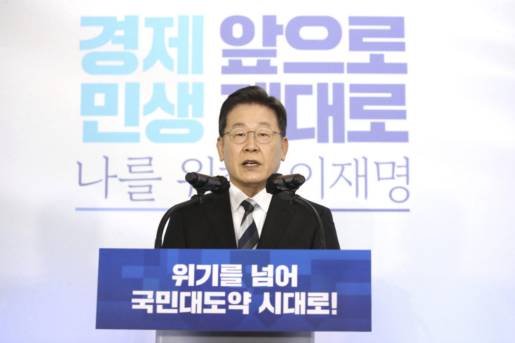 Kulturarbetare är en av de grupper i samhället som Lee Jae-myung lovar ska få basinkomst om han väljs till president i vår.