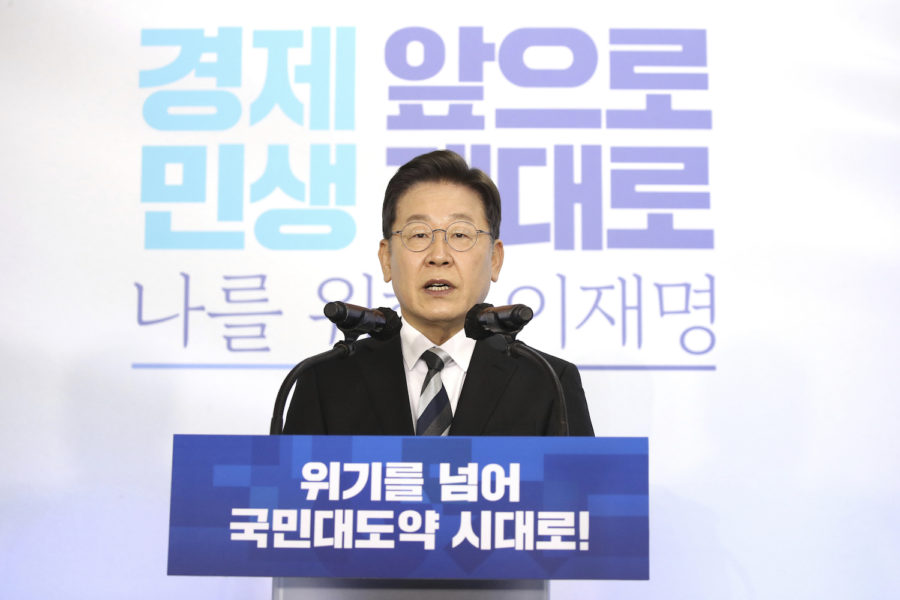 Kulturarbetare är en av de grupper i samhället som Lee Jae-myung lovar ska få basinkomst om han väljs till president i vår.