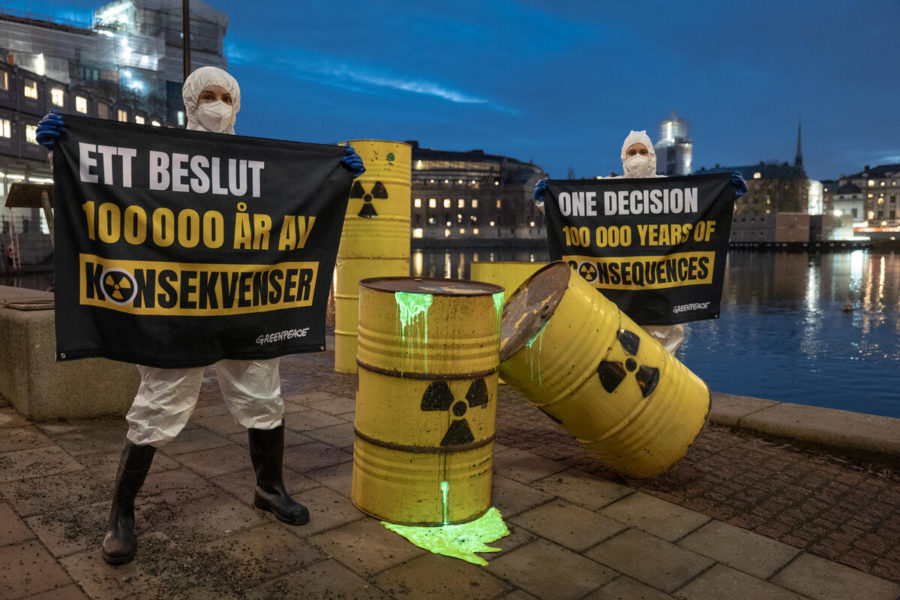 I morse genomförde Greenpeace en manifestation för att uppmärksamma de långtgående konsekvenser som dagens beslut om slutförvaret kan få.