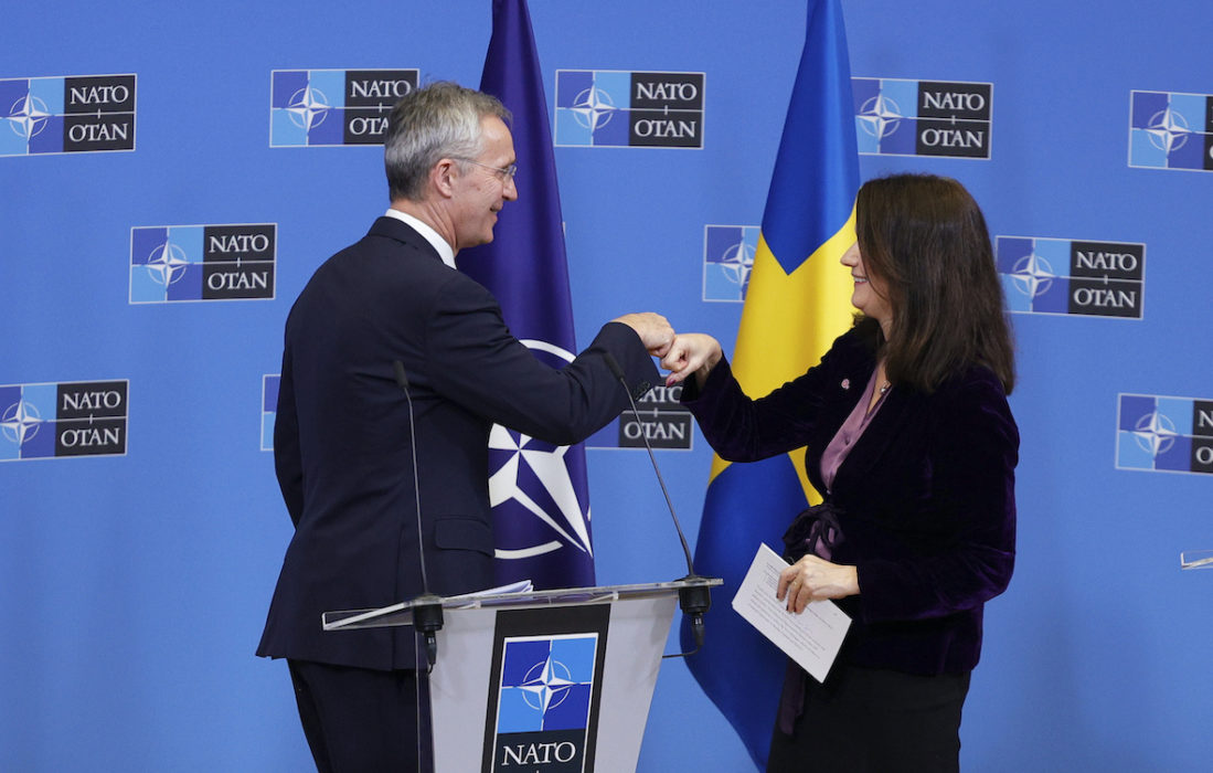 Natos generalsekreterare Jens Stoltenberg hälsar på utrikesminister Ann Linde vid måndagens möte i Bryssel.