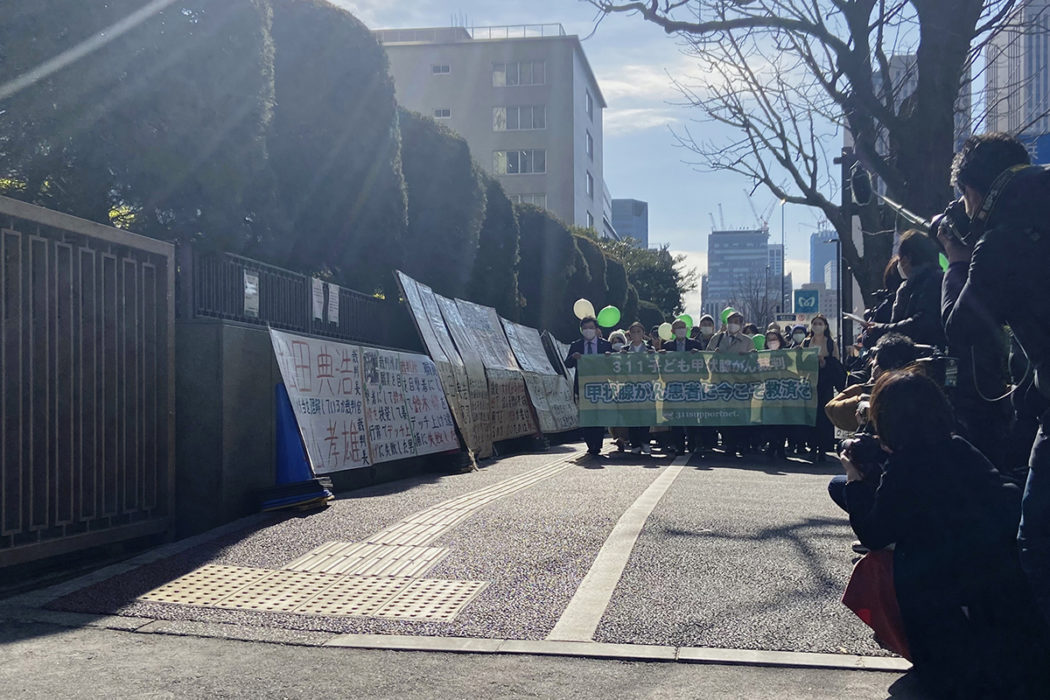 Många samlades utanför domstolen i Tokyo på torsdagen för att stötta de målsägande.