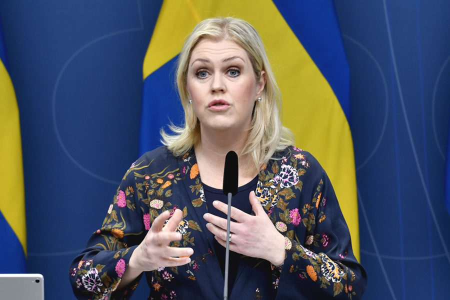 Socialminister Lena Hallengren (S) måste nu komma tillbaka med ett förslag om att bara förlänga pandemilagen i två månader.