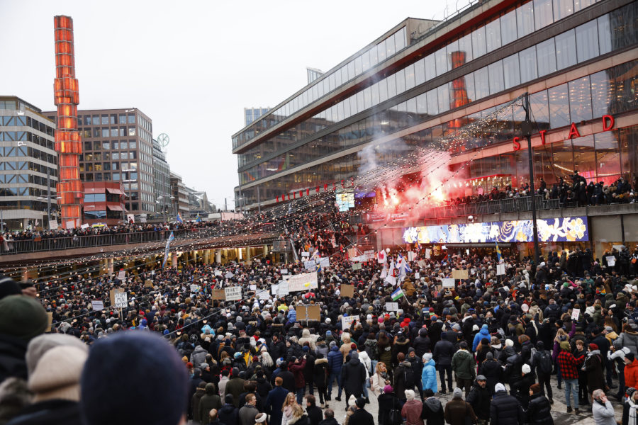 Demonstrationen mot vaccinpass och restriktioner samlade tusentals personer i Stockholm under lördagen.