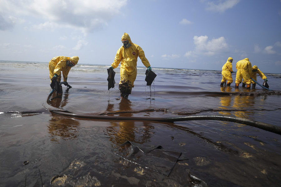 Arbetet med att städa upp vid kusten efter oljeläckan fortsätter.