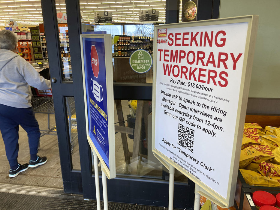 Livsmedelskedjan King Soopers efterlyser personal utanför en butik i Denver.