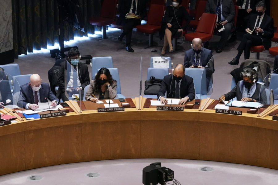 Rysslands FN-ambassadör Vasilij längst till vänster och USA:s FN-ambassadör Linda Thomas-Greenfield under måndagens Ukraina-möte i FN:s säkerhetsråd.
