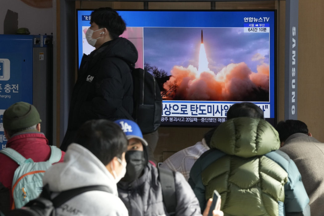 En tv-skärm på en järnvägsstation i Sydkoreas huvudstad Seoul visar bilder från söndagens robottest i grannlandet i norr.
