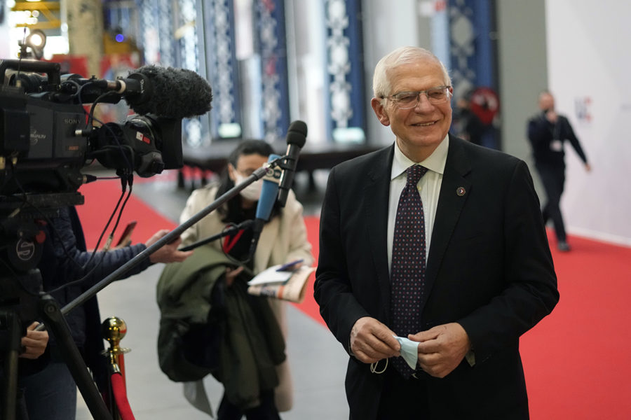 EU:s utrikeschef Joseph Borrell möter pressen vid ministermötet i Brest, där bland annat sanktioner mot Ryssland diskuteras.