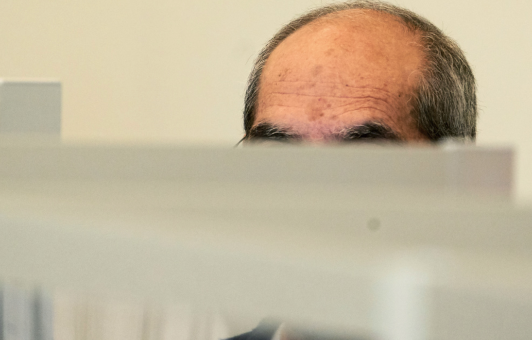 Den åtalade mannen vid en domstolsförhandling i april 2020.