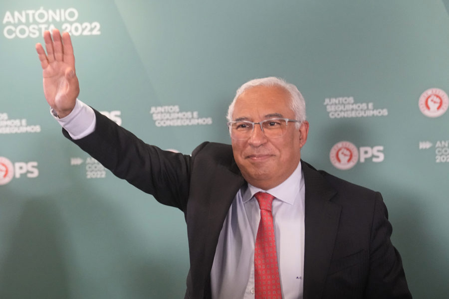 Portugals premiärminister António Costa vinkar till sina anhängare efter sin överraskande klara seger i parlamentsvalet i söndags.
