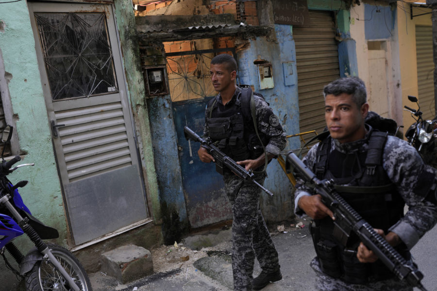 Militärpolis i kåkstaden Jacarezinho i Rio de Janeiro.