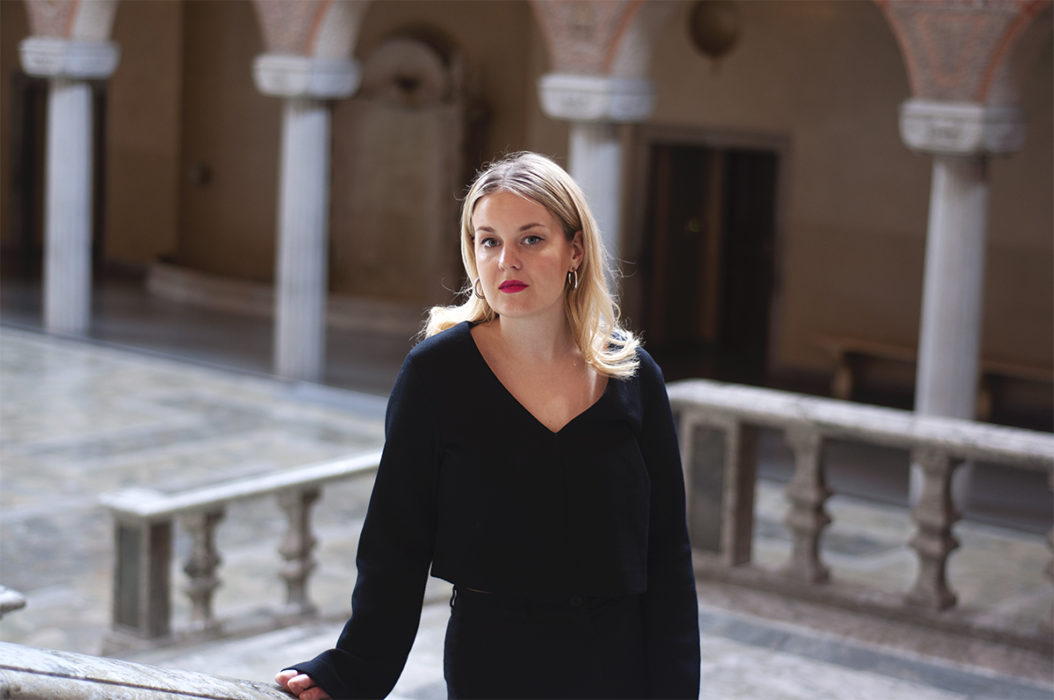 Feministiskt initiativs gruppledare i Stockholms stad, Lisa Palm, anmäler Engelska skolan i Täby efter avslöjanden om mätningar av elevernas kjollängder.
