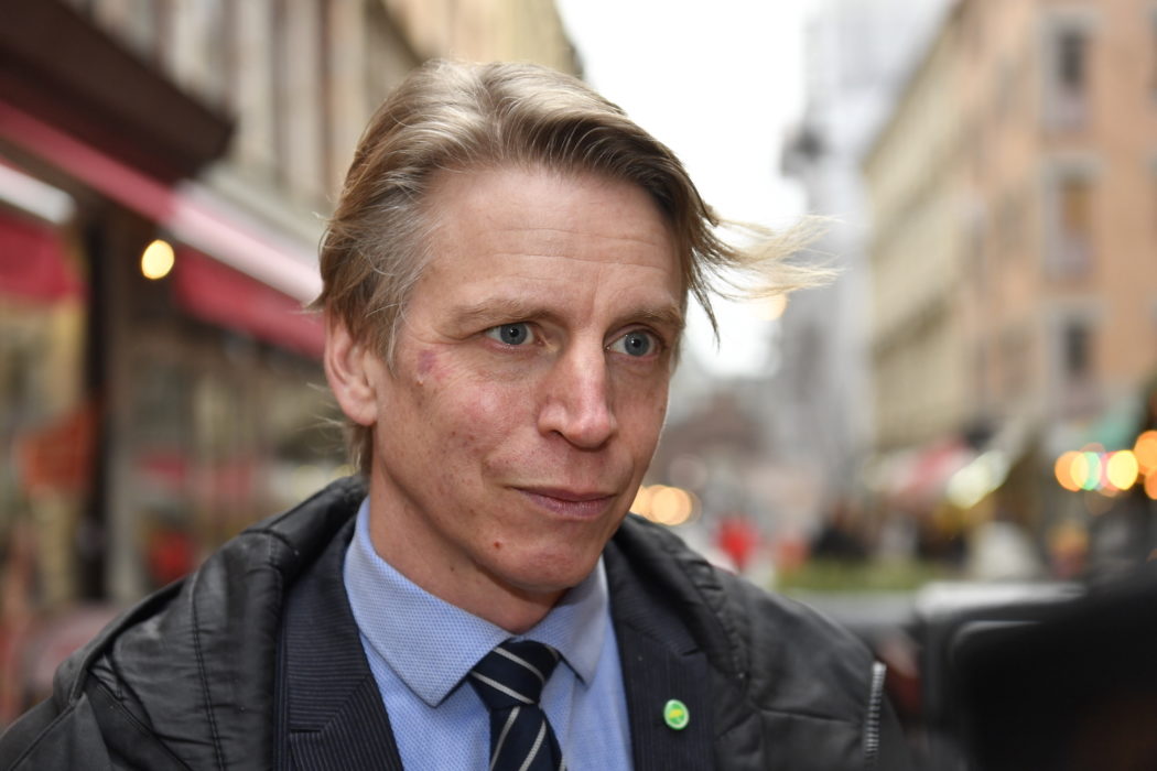 Språkröret Per Bolund (MP) anser att regeringen har fattat ett ansvarslöst beslut.