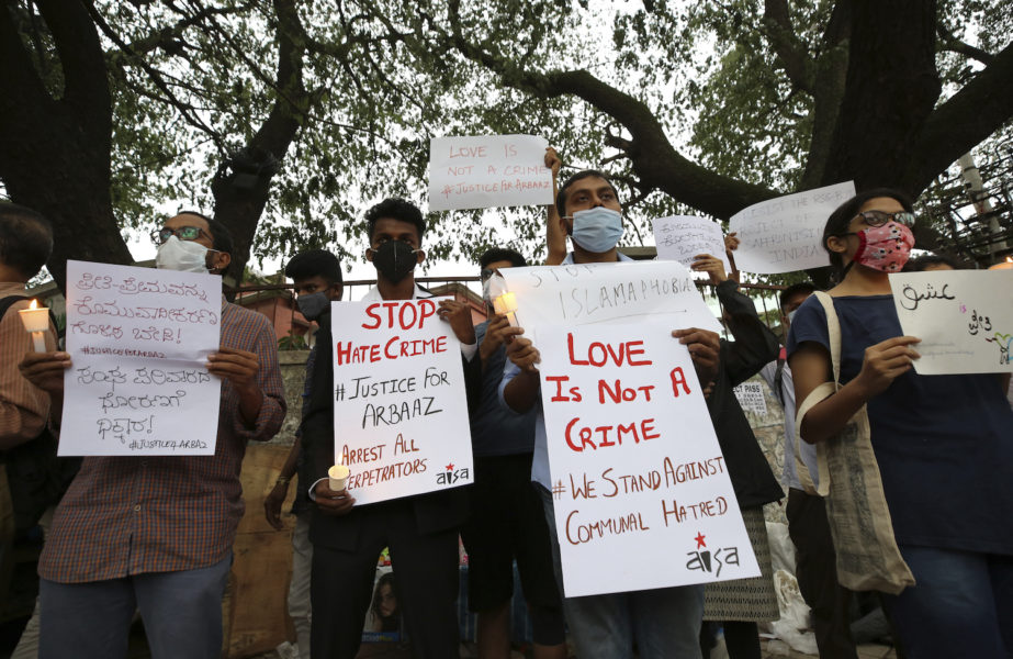 Demonstranter i södra Indien protesterade i september mot ett mord på en muslimsk man som uppges ha dödats av släktingar till den hinduistiska kvinna som han var förälskad i.