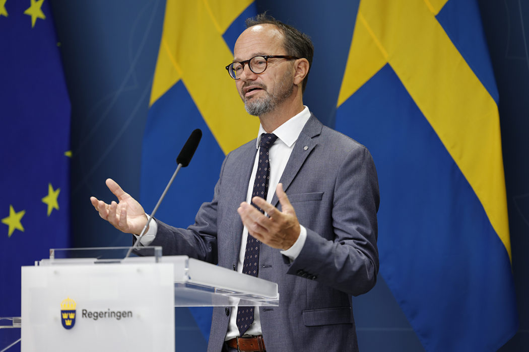 Tomas Eneroth (S) presenterar planerna för Norrbottniabanan vid en presskonferens i juli 2021.