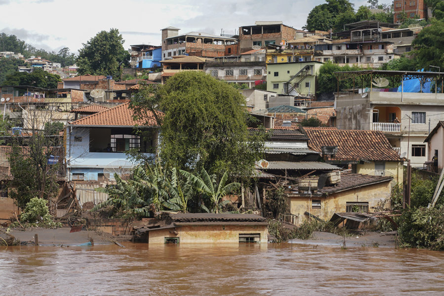 Floden Rio das Velhas svämmar över i staden Raposos i Minas Gerais.