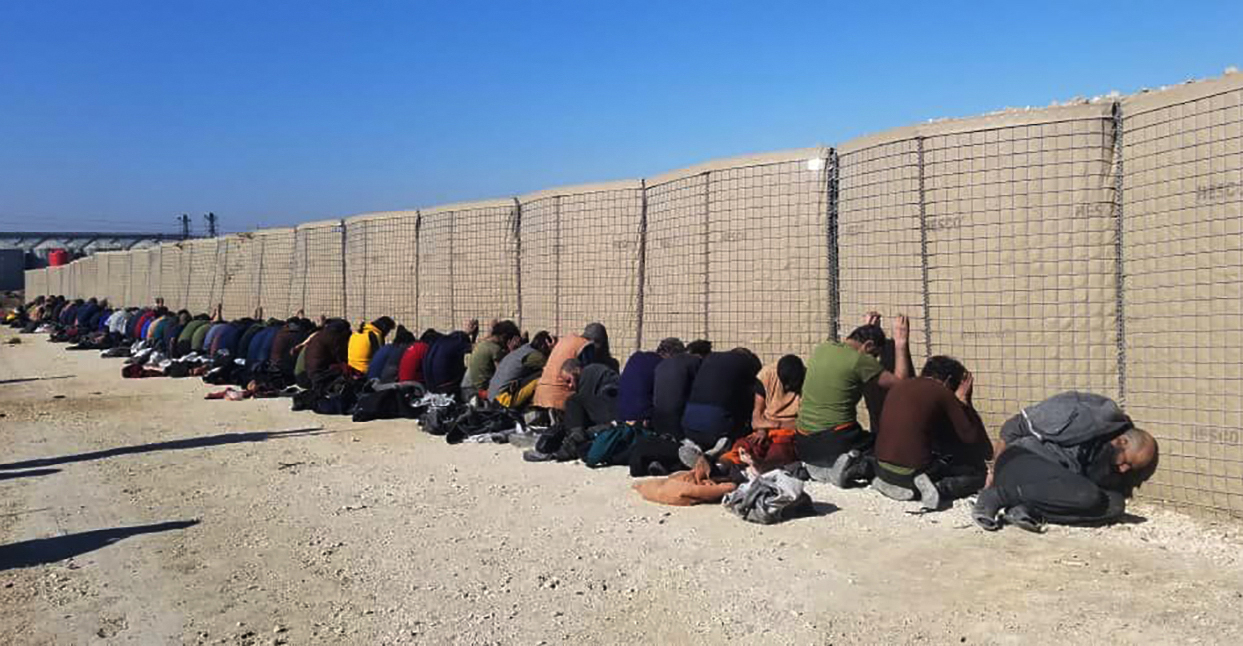 Den här bilden, som spridits av de kurdiskledda SDF-styrkorna, sägs visa IS-medlemmar som tillfångatagits i samband med striderna.