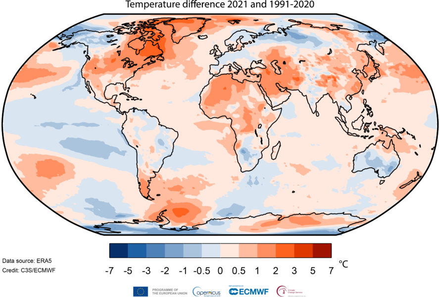 Kartan visar vilka områden som blivit varmare eller kallare under 2021 jämfört med de två tidigare decennierna.