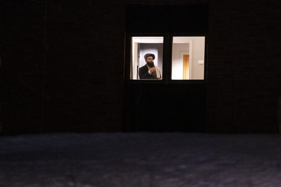 Talibanen Anas Haqqani på sitt hotellrum efter att han ankom till Oslo på lördagen.