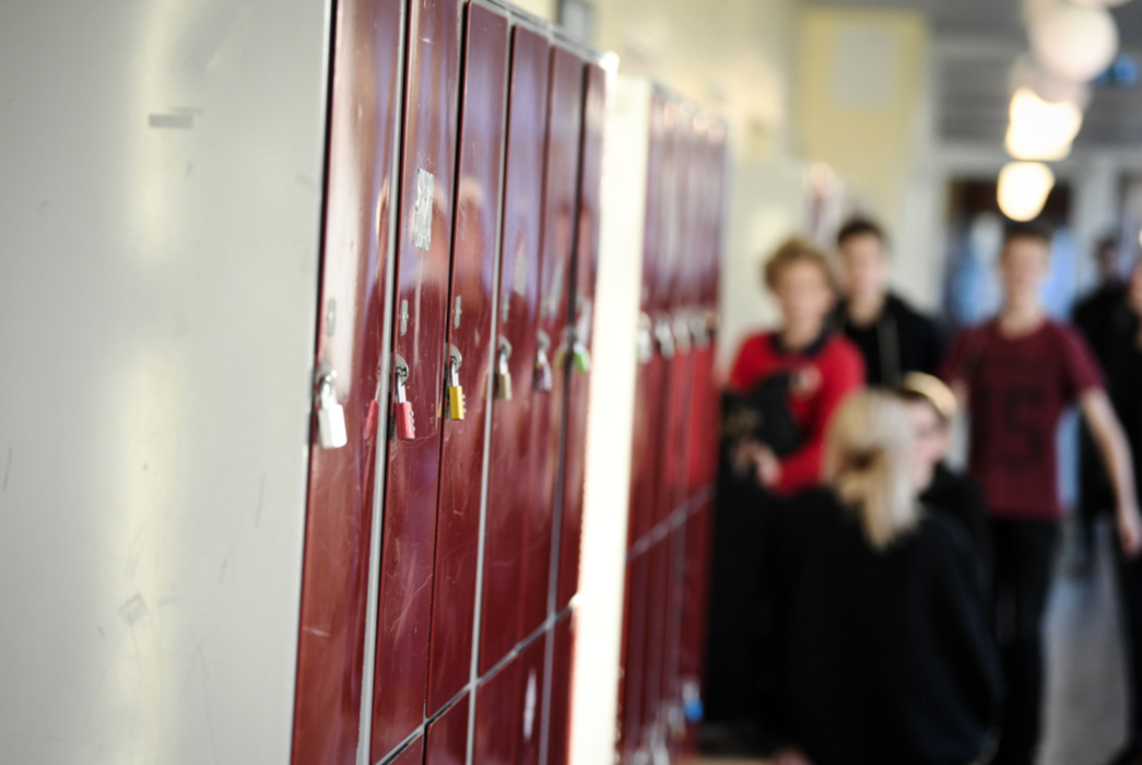 Möjligheten att låta barn köa många år till en populär friskola föreslås begränsas.