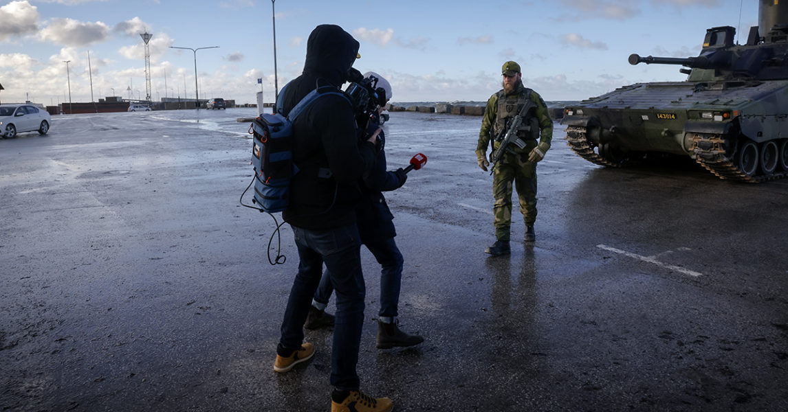 Januari 2022, Kristoffer Rahlskog på Gotlands regemente poserar med en stridsvagn.