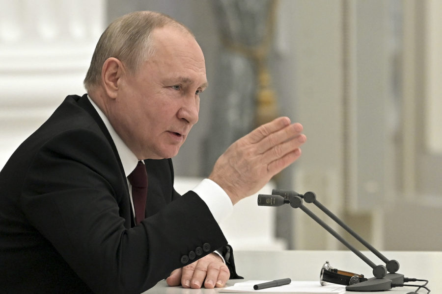 Rysslands president Vladimir Putin under ett möte med landets säkerhetsråd.