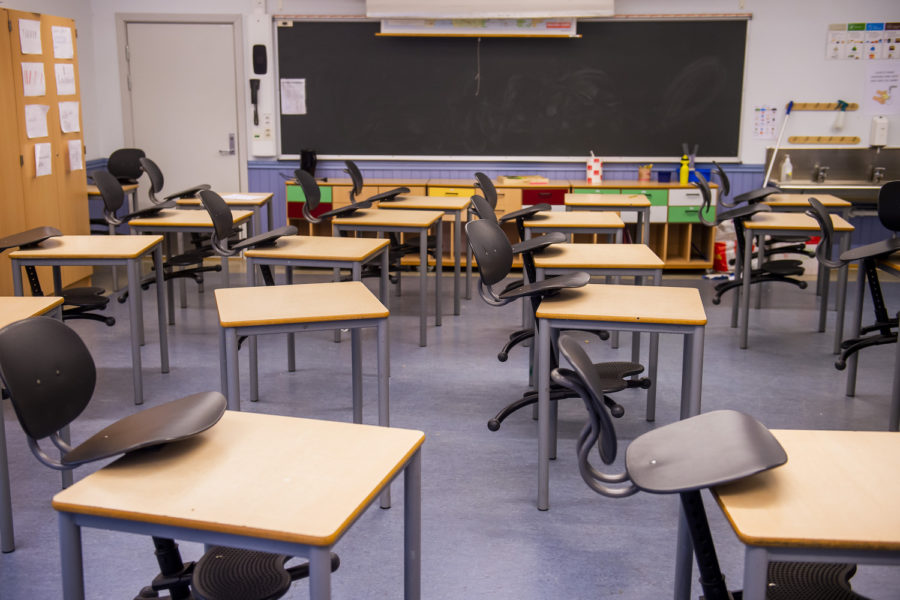 En lärare på en skola i Mellansverige vägrade att kalla en elev hen.