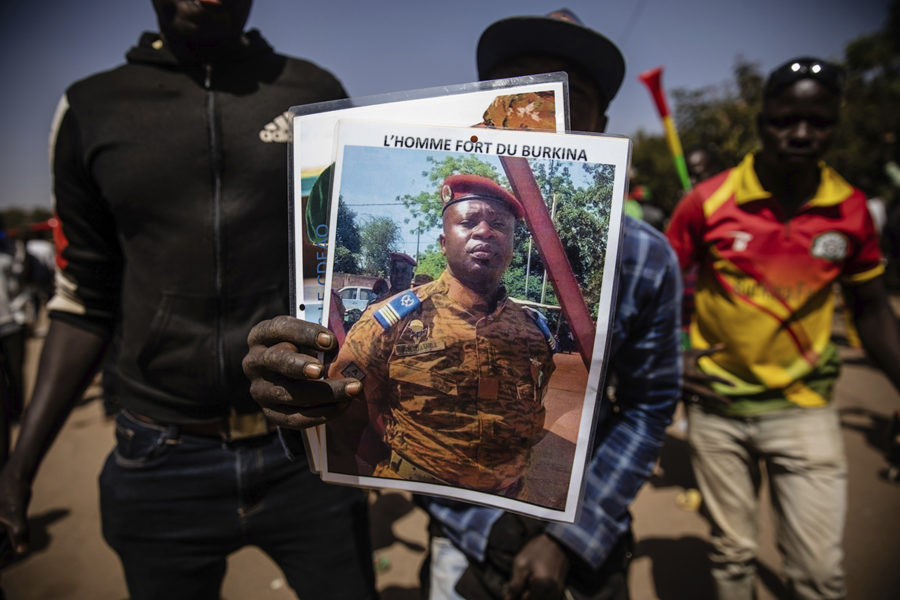 Demonstranter i Ouagadougou hyllar överstelöjtnanten Paul-Henri Sandaogo Damiba, som tog makten i Burkina Faso.