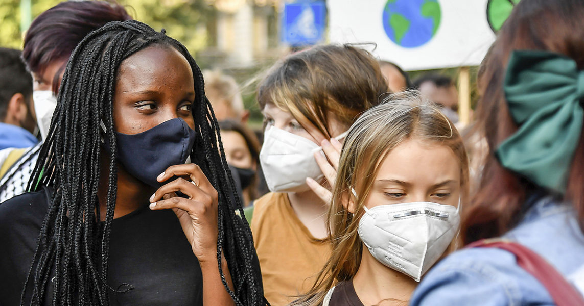 Vanessa Nakate och Greta Thunberg deltar i en Fridays for future-manifestation i Milano i september 2021.
