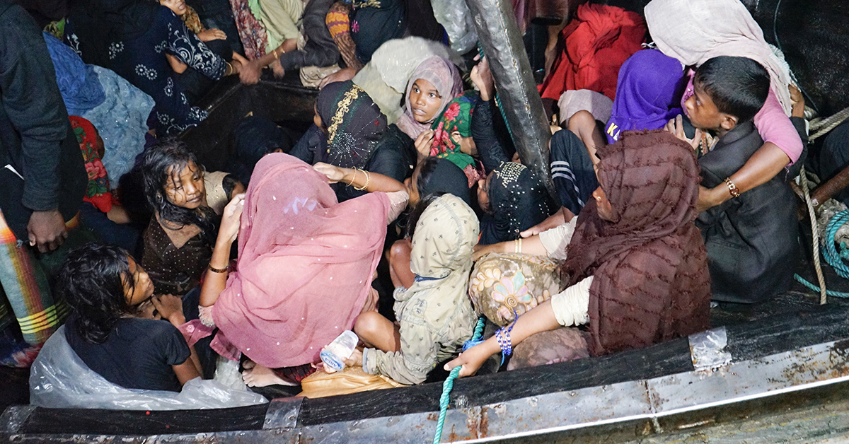 Efter att ha drivits ut ur sitt eget land närmar sig rohingyaflyktingarna Krueng Geukueh i norra Aceh i Indonesien.