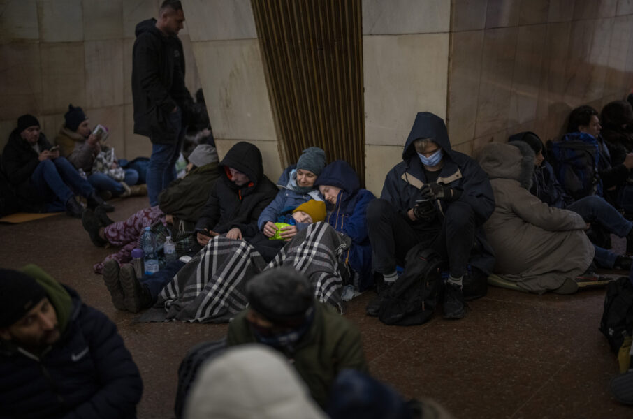 Människor vilar i Kievs tunnelbana, som fungerar som bombskydd.
