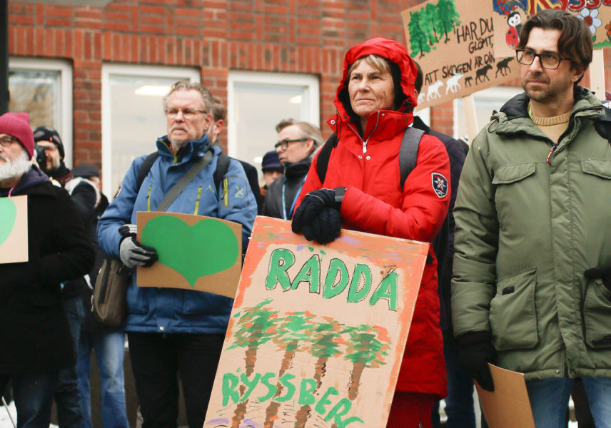 Över 100 personer hade samlats under tisdagen för att protestera mot Nacka kommuns beslut att gå vidare med exploateringsplanerna för Ryssbergen.