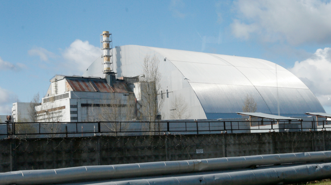 Den relativt nya konstruktionen som täcker den havererade kärnkraftsreaktorn i Tjernobyl.