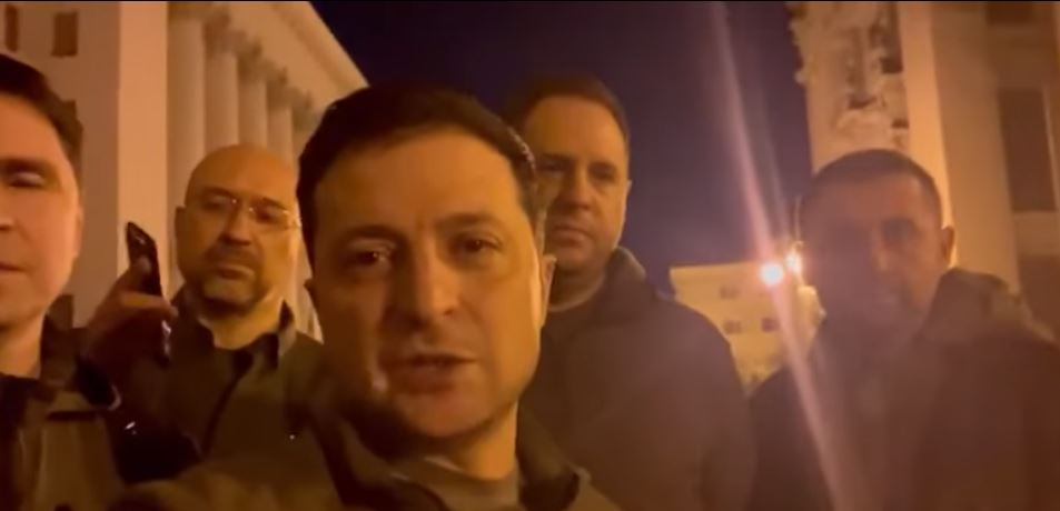 Ukrainas president, Volodymyr Zelenskyj filmad i Kiev i en film som släpptes på Facebook under fredagen