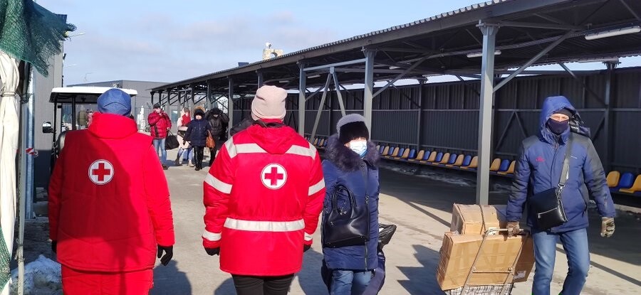 Röda korset tvingas tillfälligt avbryta sin verksamhet vid de resursstationer som finns vid Stanytsia Luhanska-övergången.