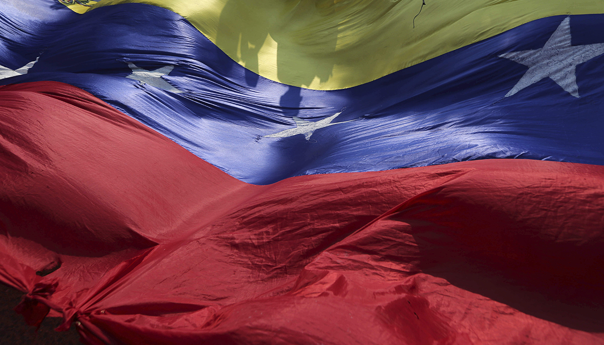 Ett barn dödades och modern skadades när en båt med migranter från Venezuela besköts av kustvakten på Trinidad och Tobago.