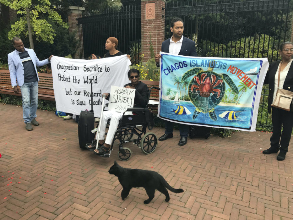 Protest utanför internationella brottsdomstolen ICC i Haag i Nederländerna, 2018, inför domstolens överläggningar om vem som har rätt till Chagosöarna.
