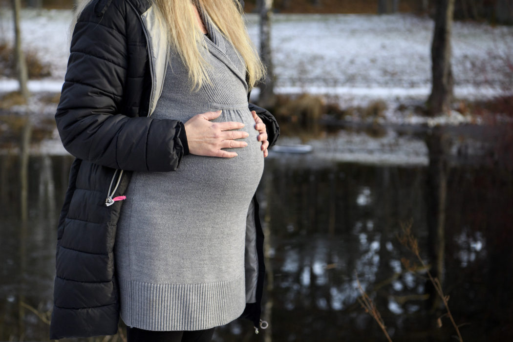 Den mix av kemikalier som till exempel finns i plast eller i teflonstekpannor kan leda till försenad språkutveckling hos barn.