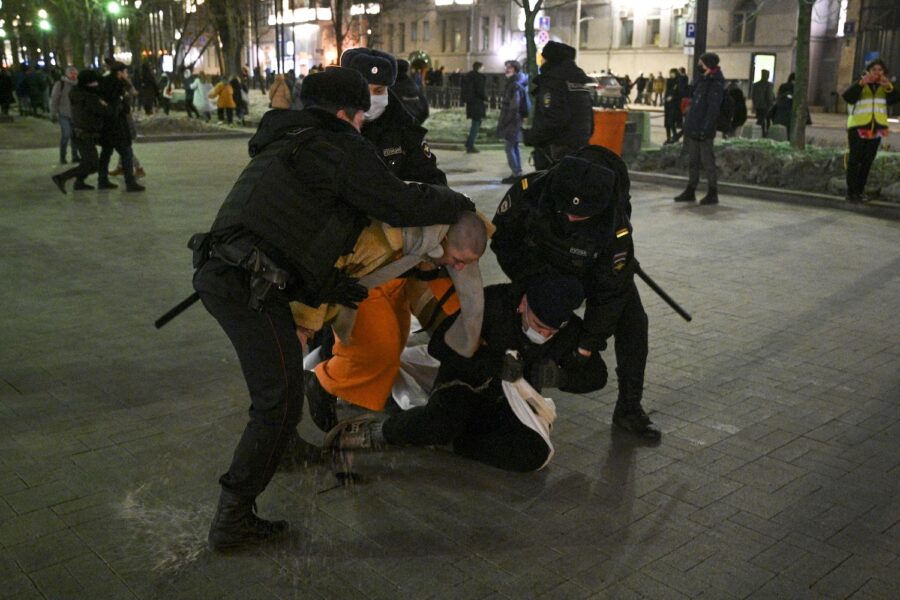 Polis griper demonstranter i Moskva under torsdagen.