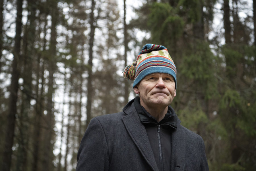 Skogsstyrelsens generaldirektör Herman Sundqvist får skarp kritik från flera miljöorganisationer när han idag fick förlängt uppdrag från regeringen.