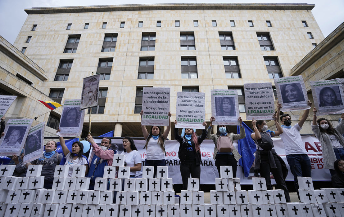 Demonstration för aborträtten utanför domstolsbyggnaden i Bogotá.