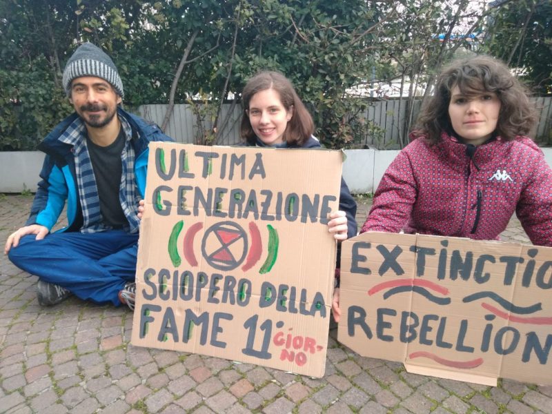 Peter Bonu, Lauras Zorzini och Beatrice Costantino valde att hungerstrejka utanför italienska ministeriet för ekologisk transition tills de fick till ett möte med ministern.