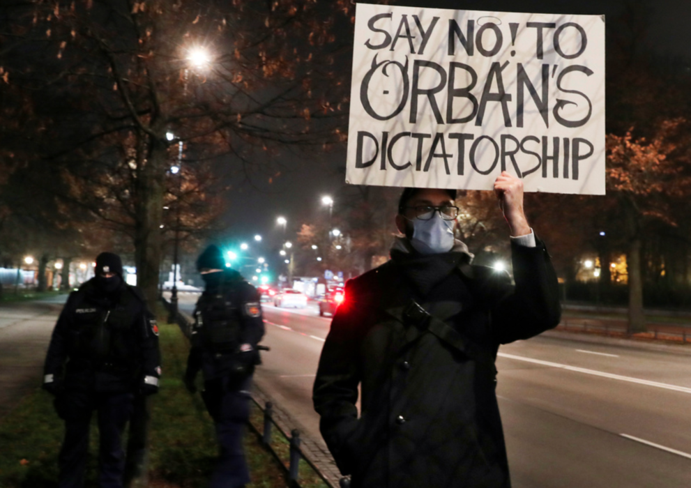 Demonstrant i Warszawa i Polen protesterar mot ett besök från Ungerns premiärminister Viktor Orbán 2020.