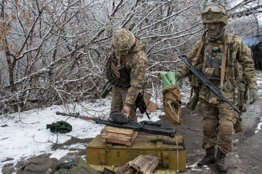 Ukrainska soldater i utkanten av Charkiv under lördagen.