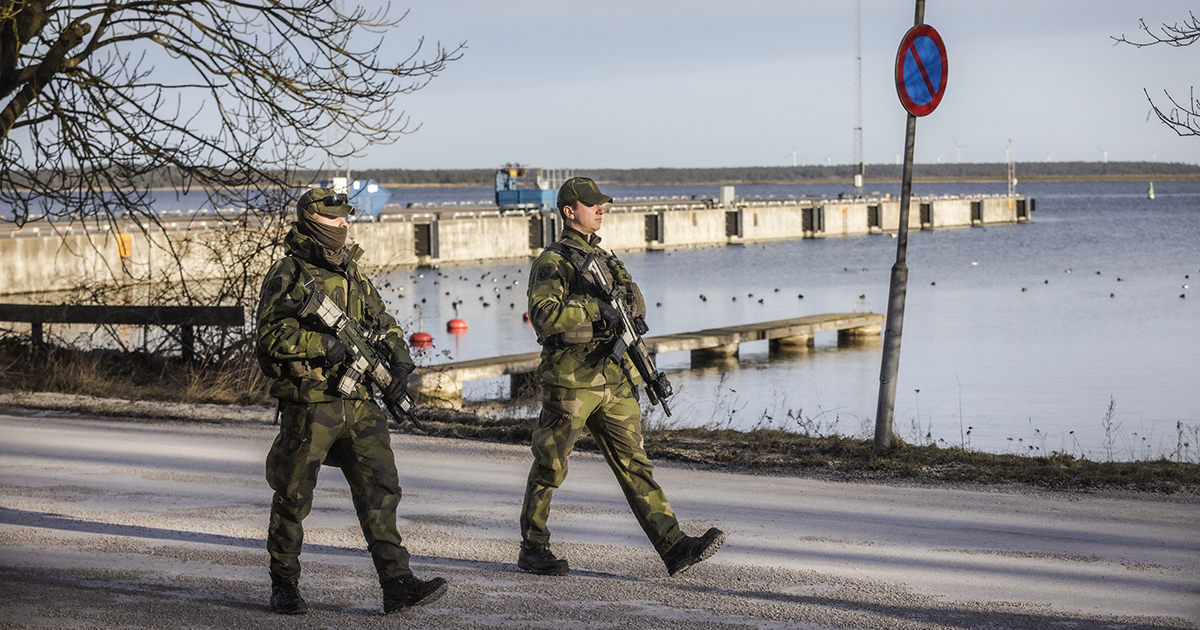 Soldater patrullerar i Slite på Gotland.