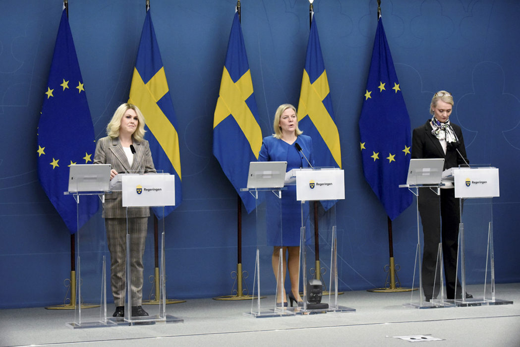 Socialminister Lena Hallengren, statsminister Magdalena Andersson (S) och Folkhälsomyndighetens generaldirektör Karin Tegmark Wisell håller pressträff i Rosenbad.