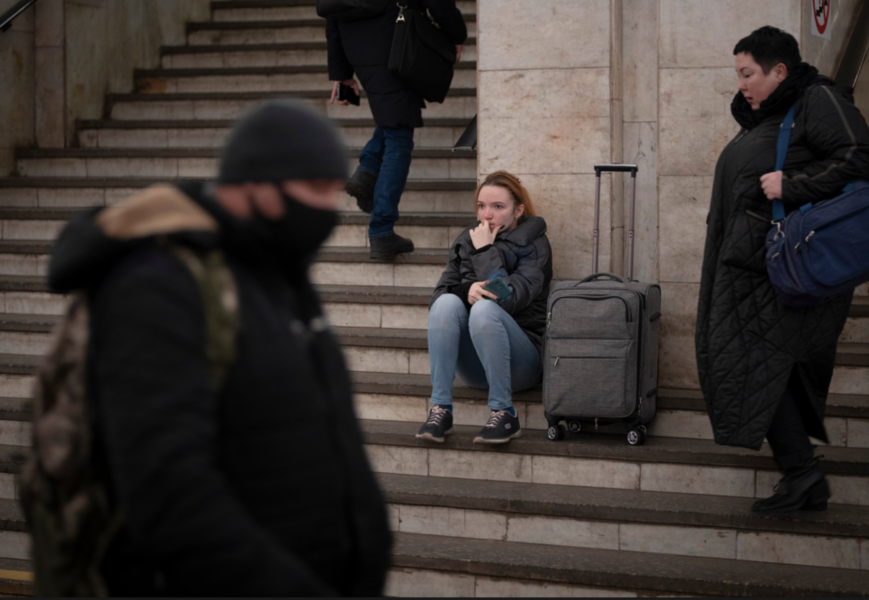 Människor i en av Kievs tunnelbanestationer under torsdagsmorgonen.