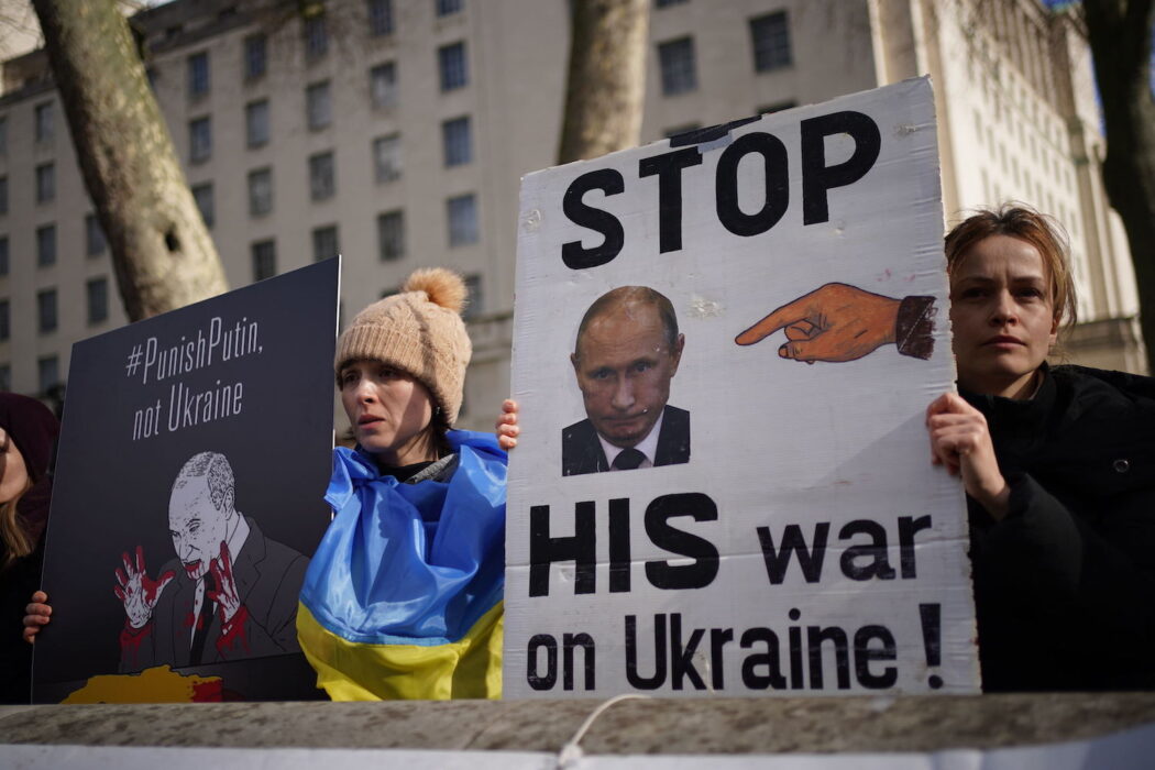 Demonstranter i London kräver hårda tag mot Rysslands president Vladimir Putin efter inmarschen i Ukraina.