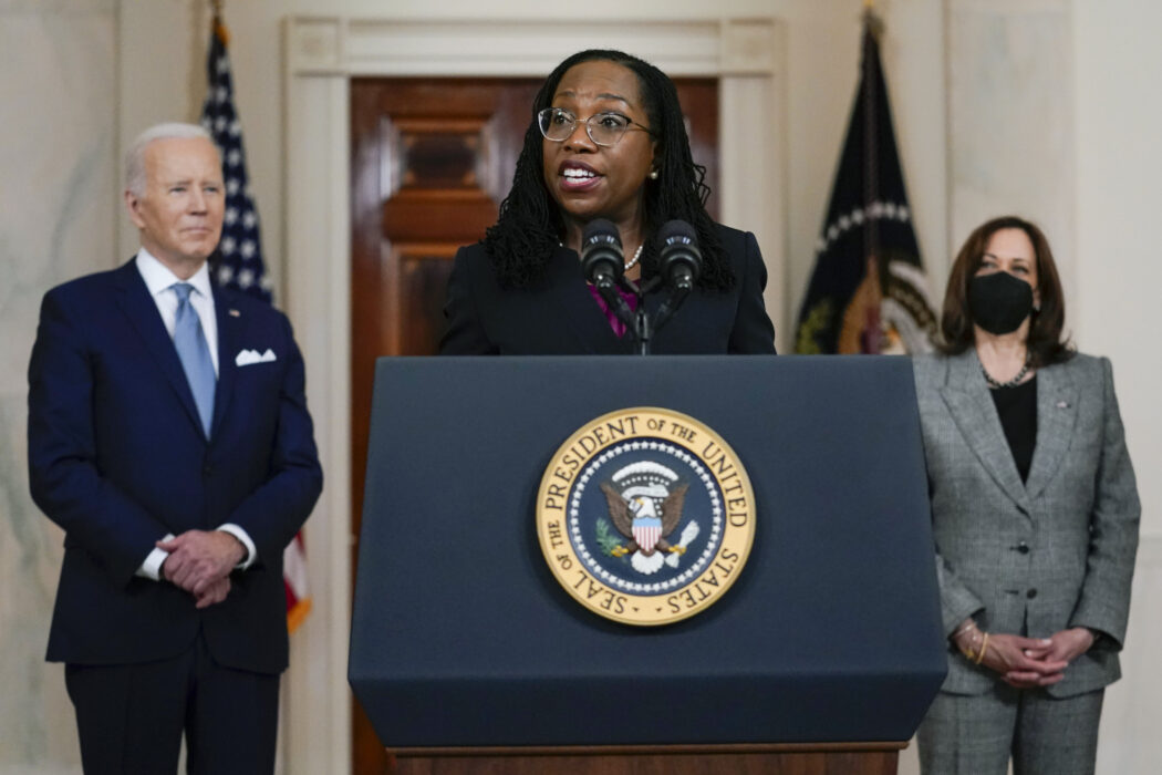 Domare Ketanji Brown Jackson efter det att president Joe Biden (till vänster) nominerat henne till Högsta domstolen.