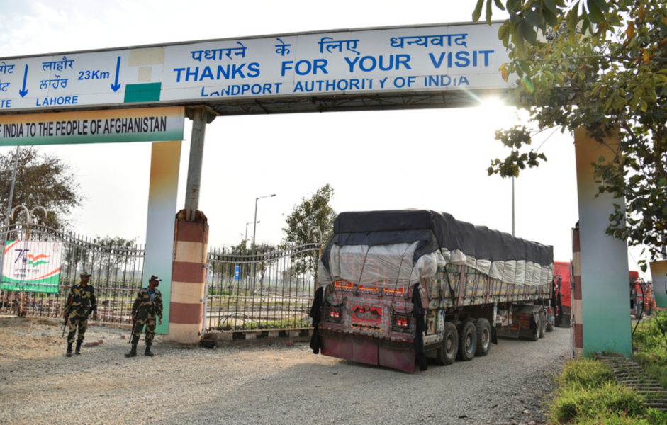 En lastbil passerar gränsen mellan Indien och Pakistan på väg mot Afghanistan.